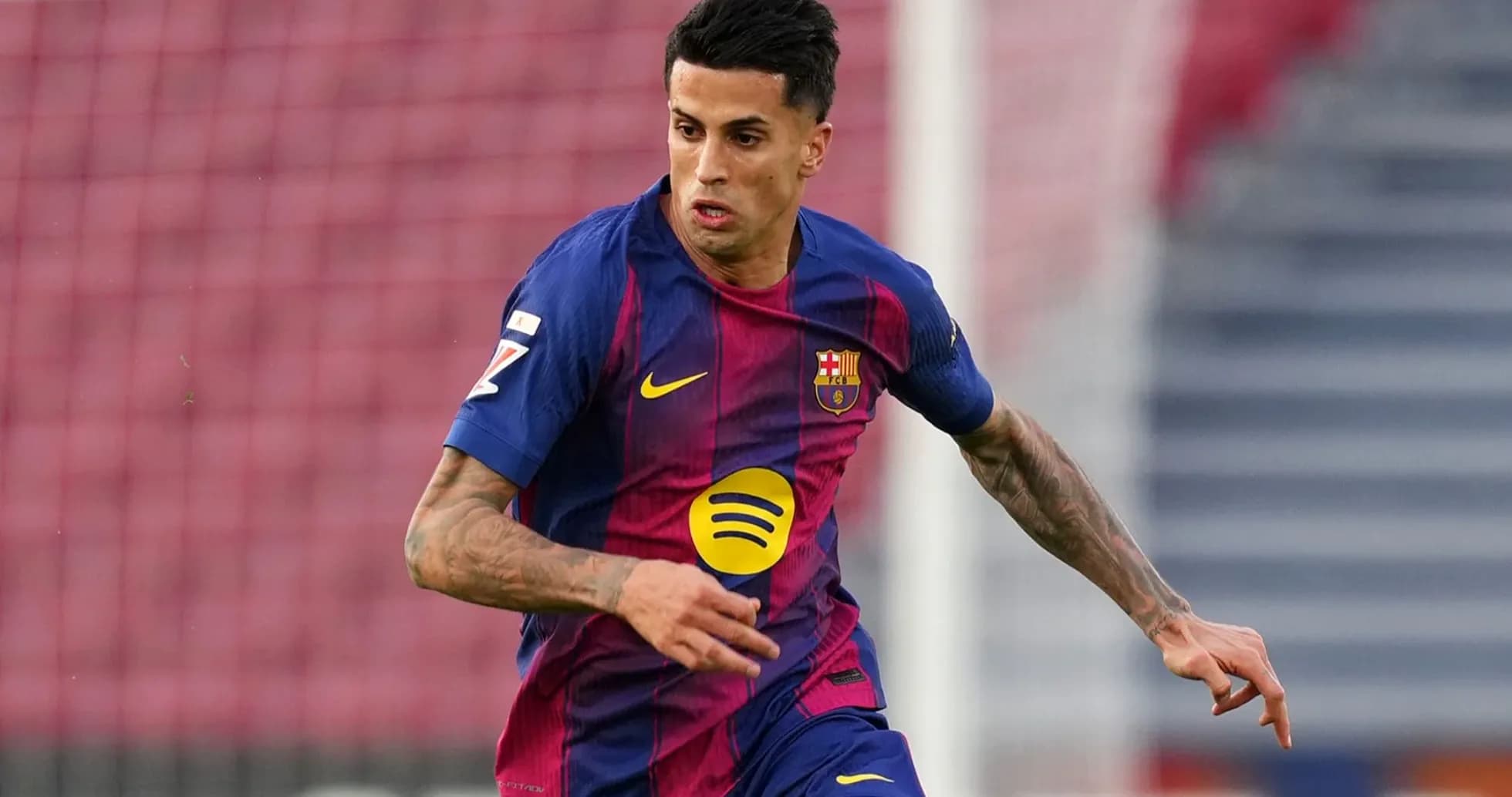 Jugador de Barcelona corriendo con el balón en el campo Jugador de Barcelona corriendo con el balón en el campo