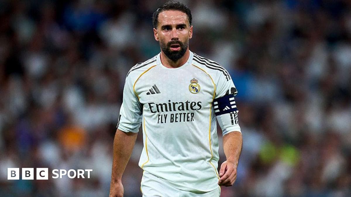 Jugador de Real Madrid con camiseta blanca y cinta de capitán Jugador de Real Madrid con camiseta blanca y cinta de capitán
