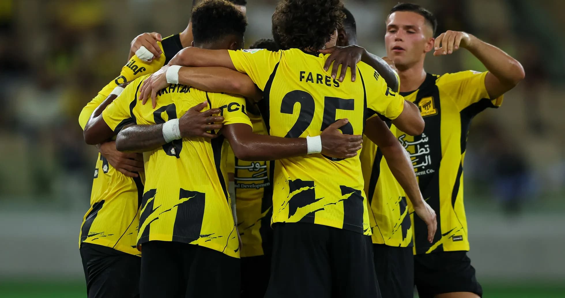 Jugadores del equipo celebrando un gol juntos Jugadores del equipo celebrando un gol juntos