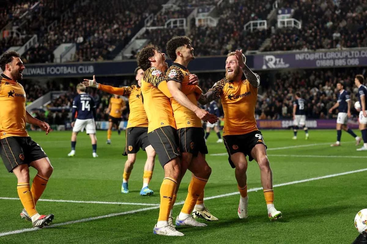 Jugadores de Wolverhampton celebrando un gol en partido Jugadores de Wolverhampton celebrando un gol en partido