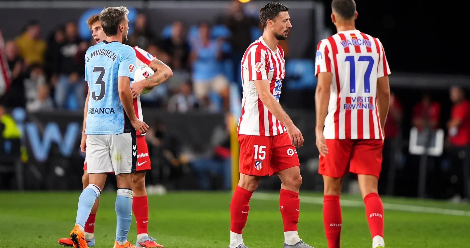 Jugadores de Atlético de Madrid y Celta de Vigo en el campo Jugadores de Atlético de Madrid y Celta de Vigo en el campo