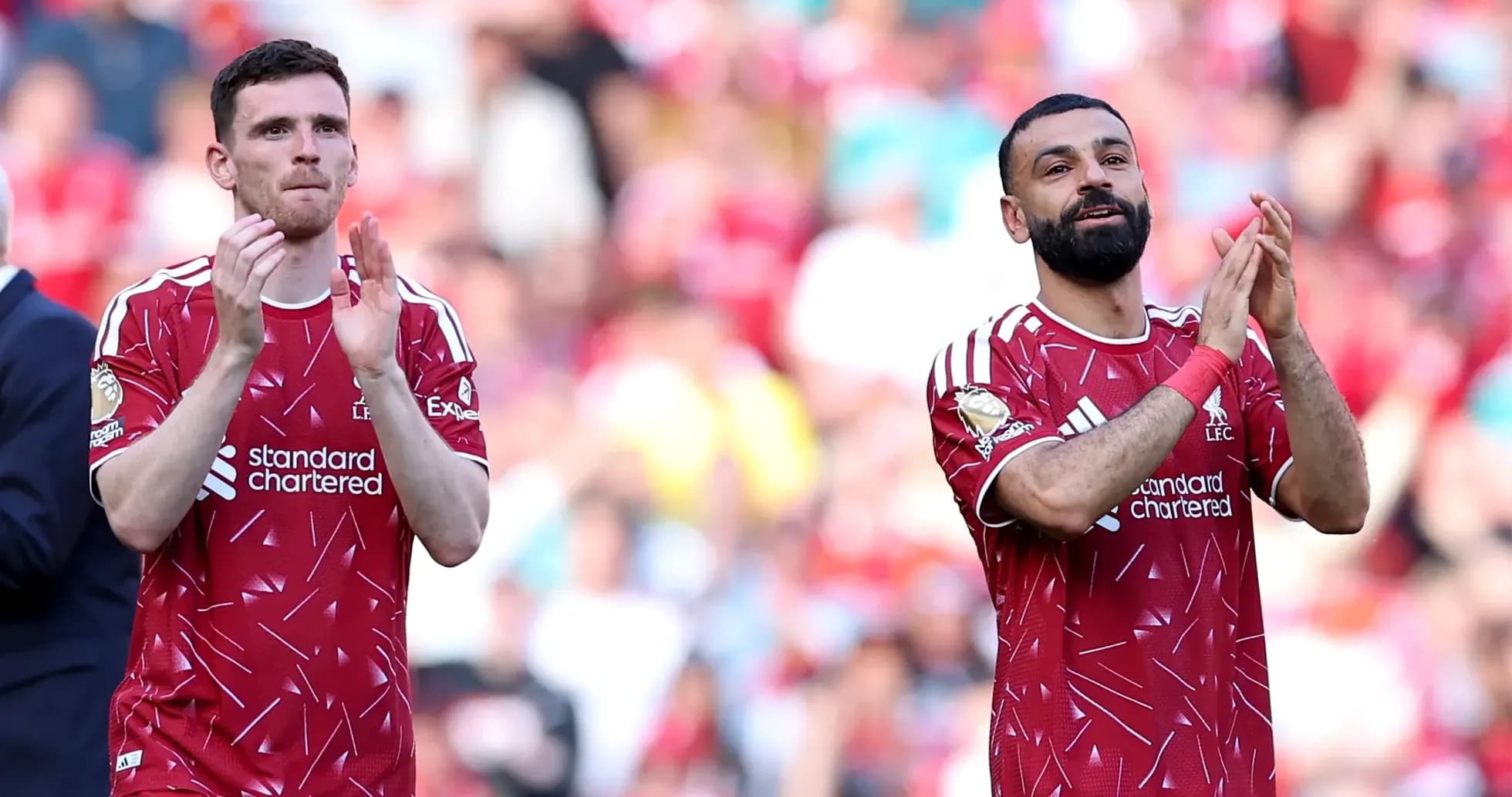 Jugadores de Liverpool aplaudiendo tras el partido Jugadores de Liverpool aplaudiendo tras el partido