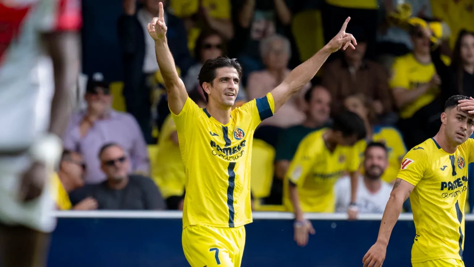 Jugador de Villarreal celebra un gol Jugador de Villarreal celebra un gol