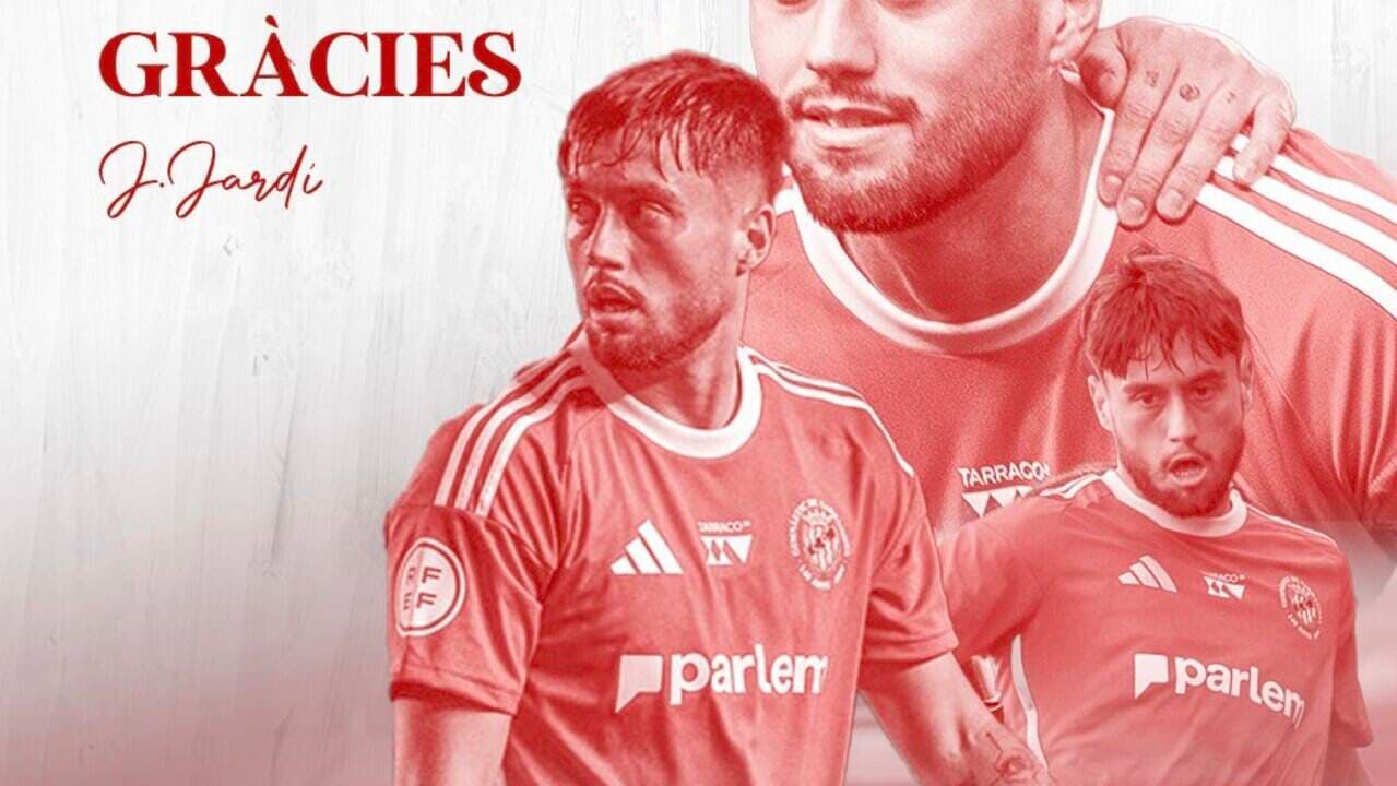 Jugador en uniforme de fútbol con mensaje de agradecimiento Jugador en uniforme de fútbol con mensaje de agradecimiento
