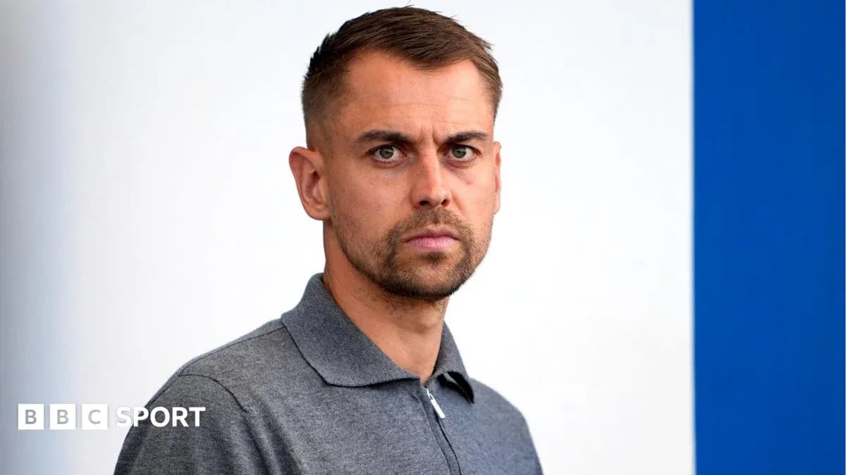 Hombre con camisa gris en fondo blanco y azul Hombre con camisa gris en fondo blanco y azul