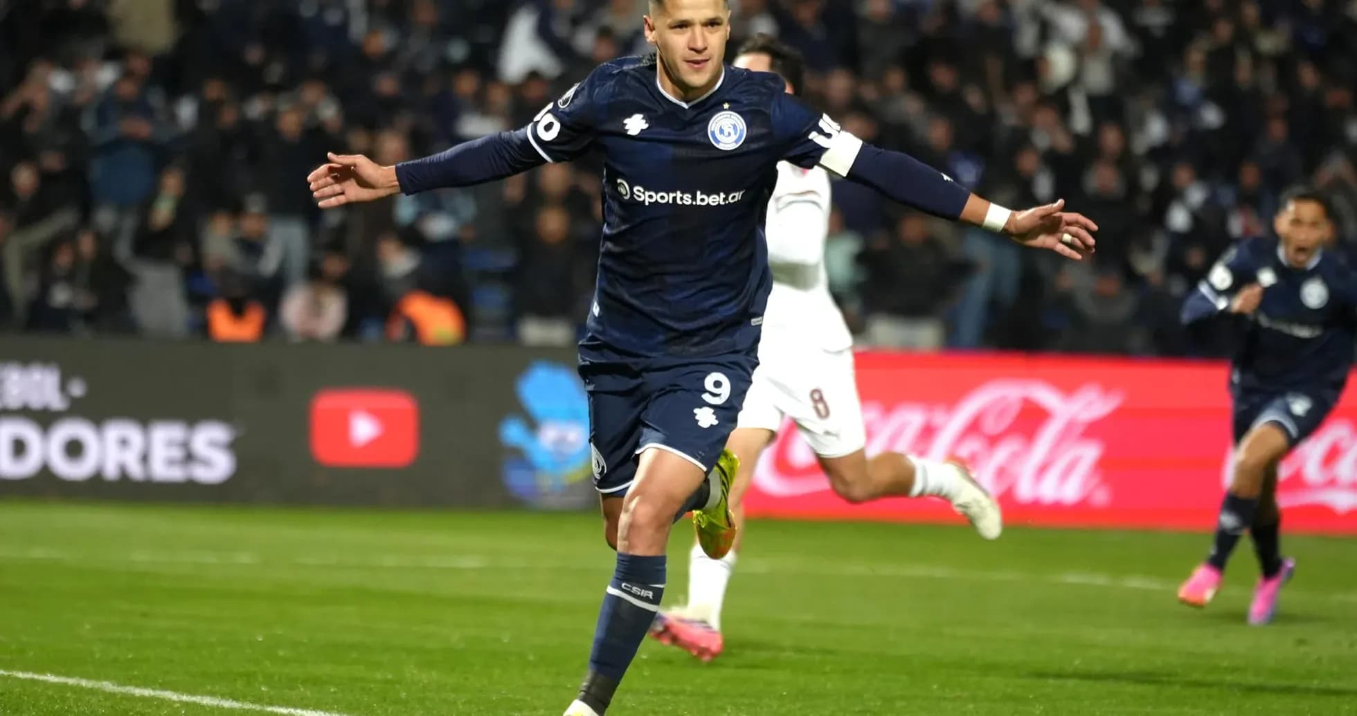 Jugador celebrando un gol durante un partido Jugador celebrando un gol durante un partido
