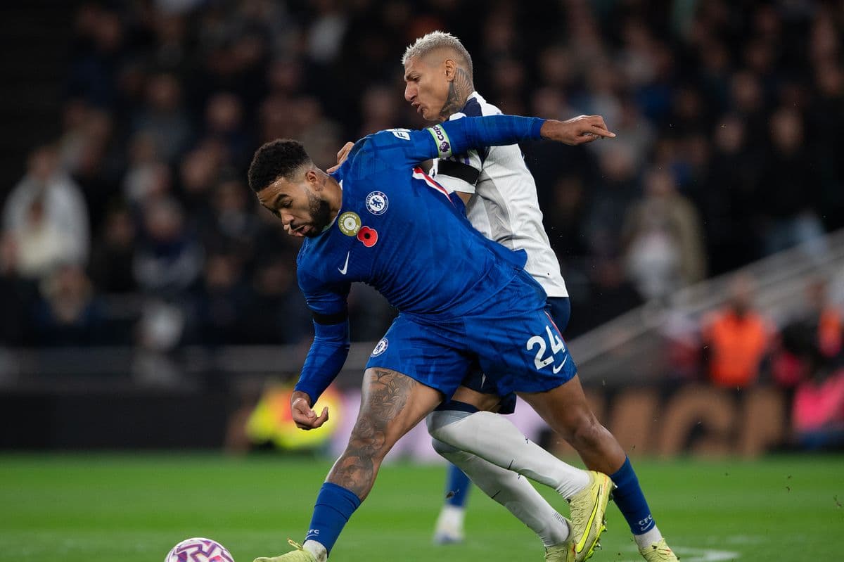 Jugadores de Chelsea y Tottenham en acción Jugadores de Chelsea y Tottenham en acción