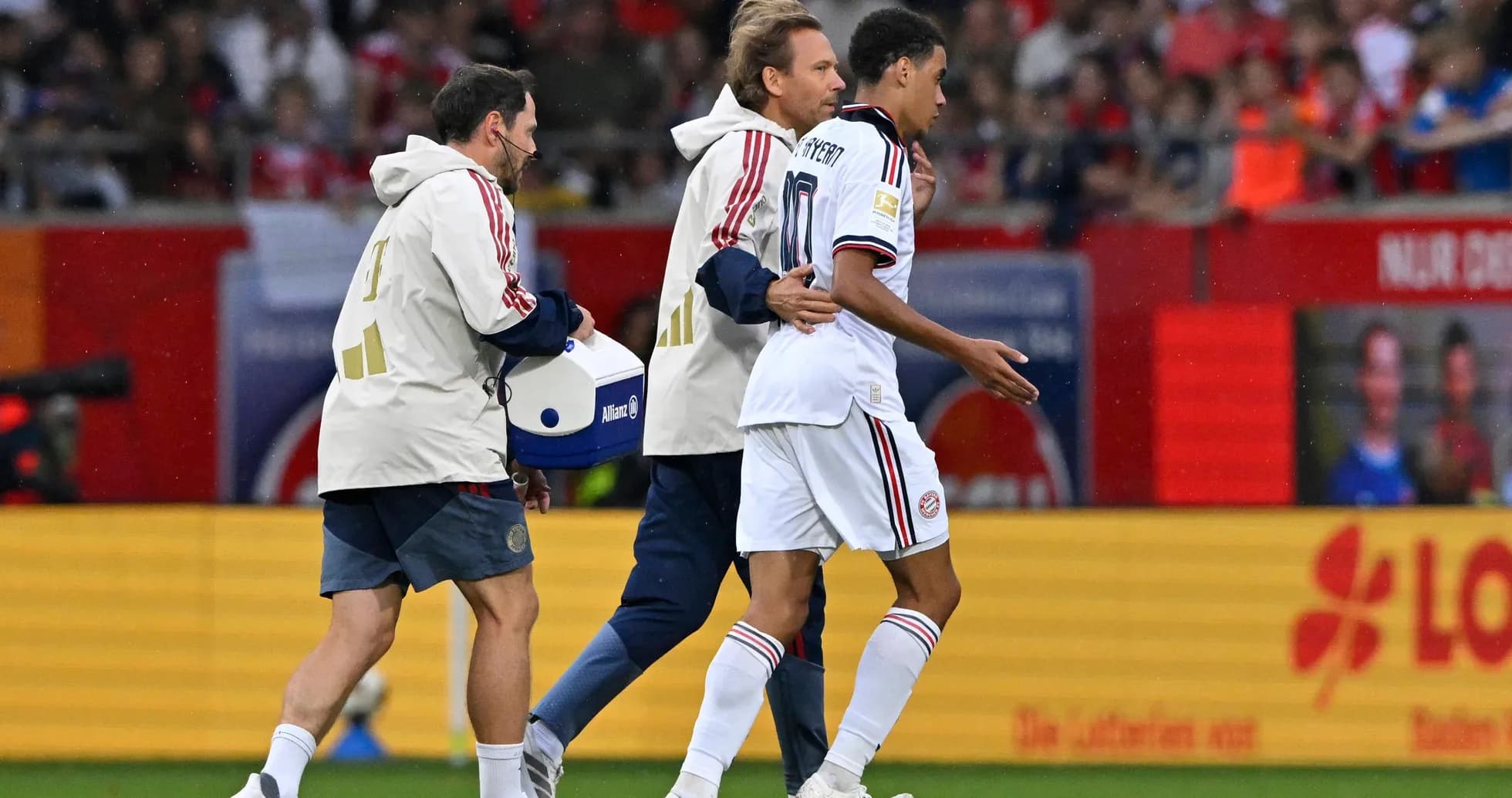 Jugador siendo atendido por el personal médico durante el partido Jugador siendo atendido por el personal médico durante el partido