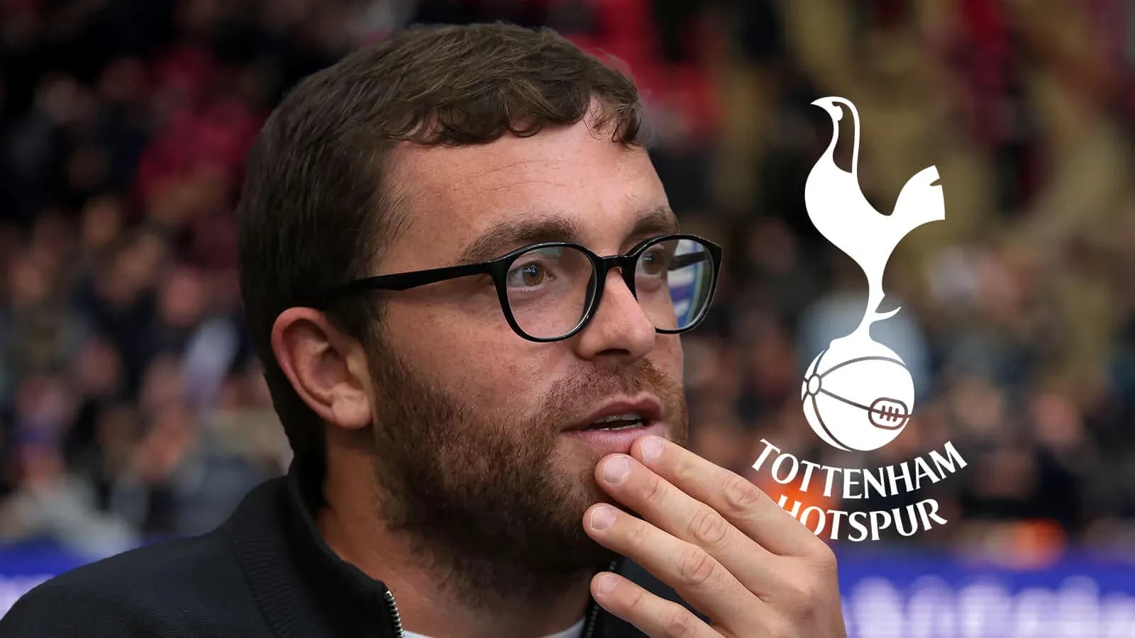 Hombre pensando en un partido de Tottenham Hotspur Hombre pensando en un partido de Tottenham Hotspur
