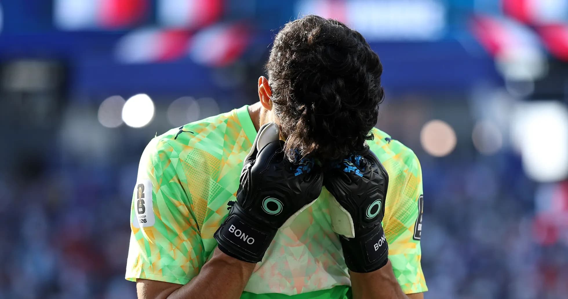 Portero con las manos en la cabeza durante el partido Portero con las manos en la cabeza durante el partido