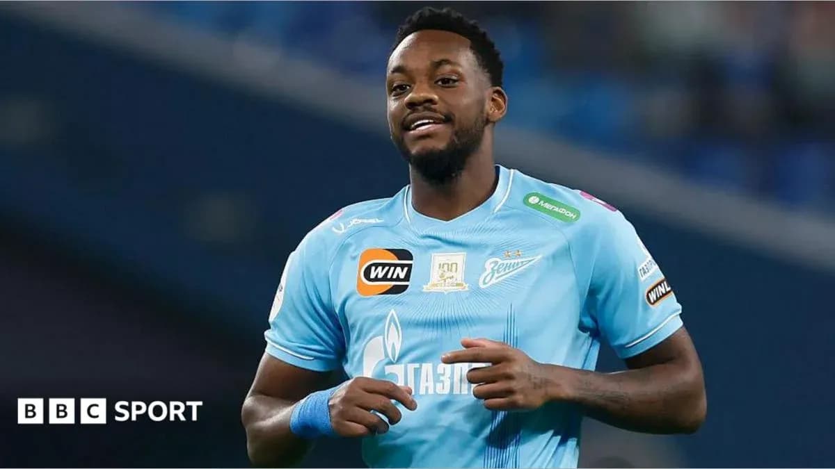 Jugador de Zenit en uniforme azul sonriendo en el campo Jugador de Zenit en uniforme azul sonriendo en el campo