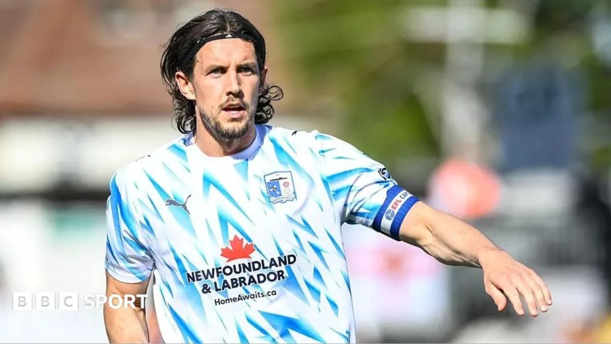 Jugador con camiseta azul y blanca en el campo Jugador con camiseta azul y blanca en el campo
