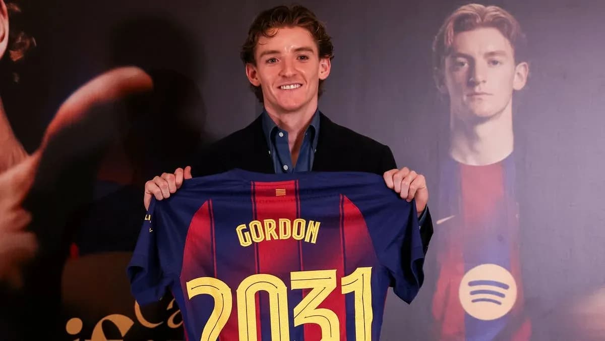 Jugador presenta camiseta del FC Barcelona con su nombre Jugador presenta camiseta del FC Barcelona con su nombre