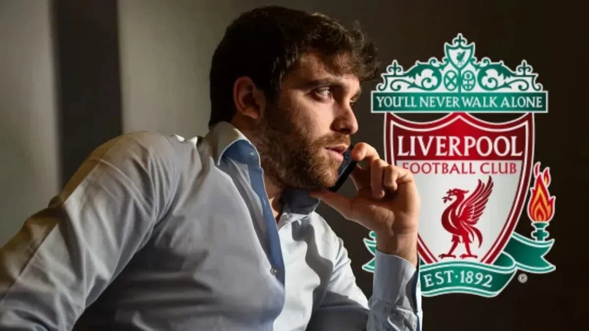Hombre hablando por teléfono con logo de Liverpool Hombre hablando por teléfono con logo de Liverpool