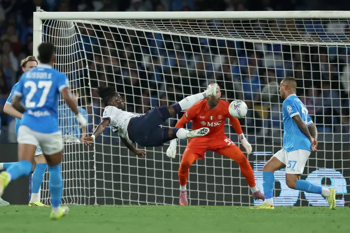 Gol acrobático en el partido Napoli vs Bologna Gol acrobático en el partido Napoli vs Bologna