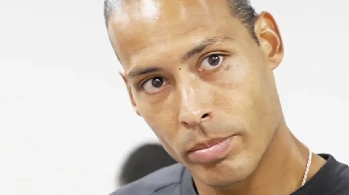Jugador mirando a la cámara en sala de prensa Jugador mirando a la cámara en sala de prensa