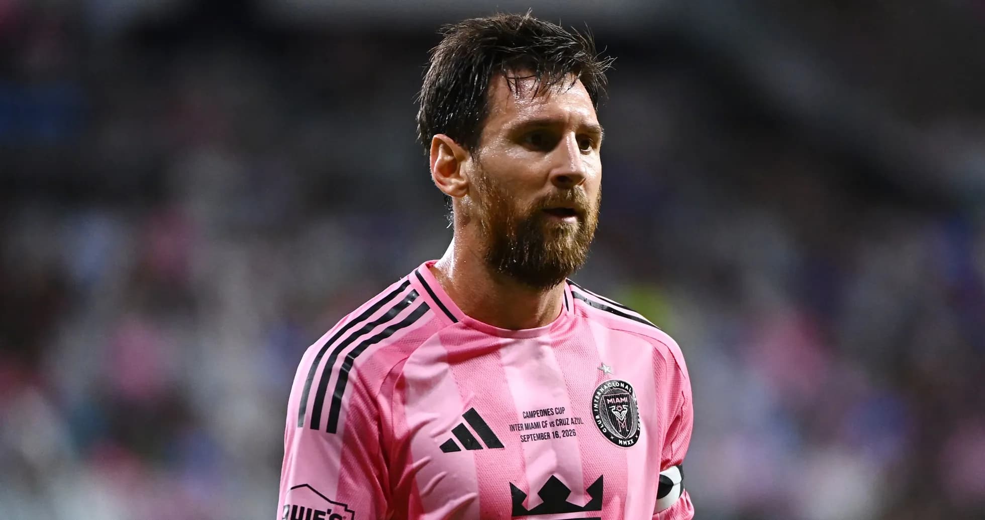 Lionel Messi en partido con camiseta rosa Lionel Messi en partido con camiseta rosa