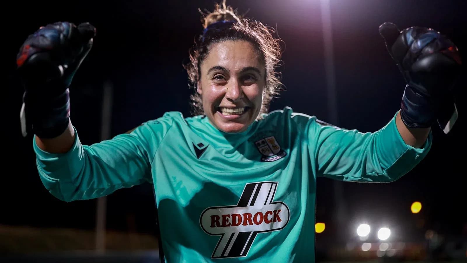 Portera celebrando con los puños en alto Portera celebrando con los puños en alto