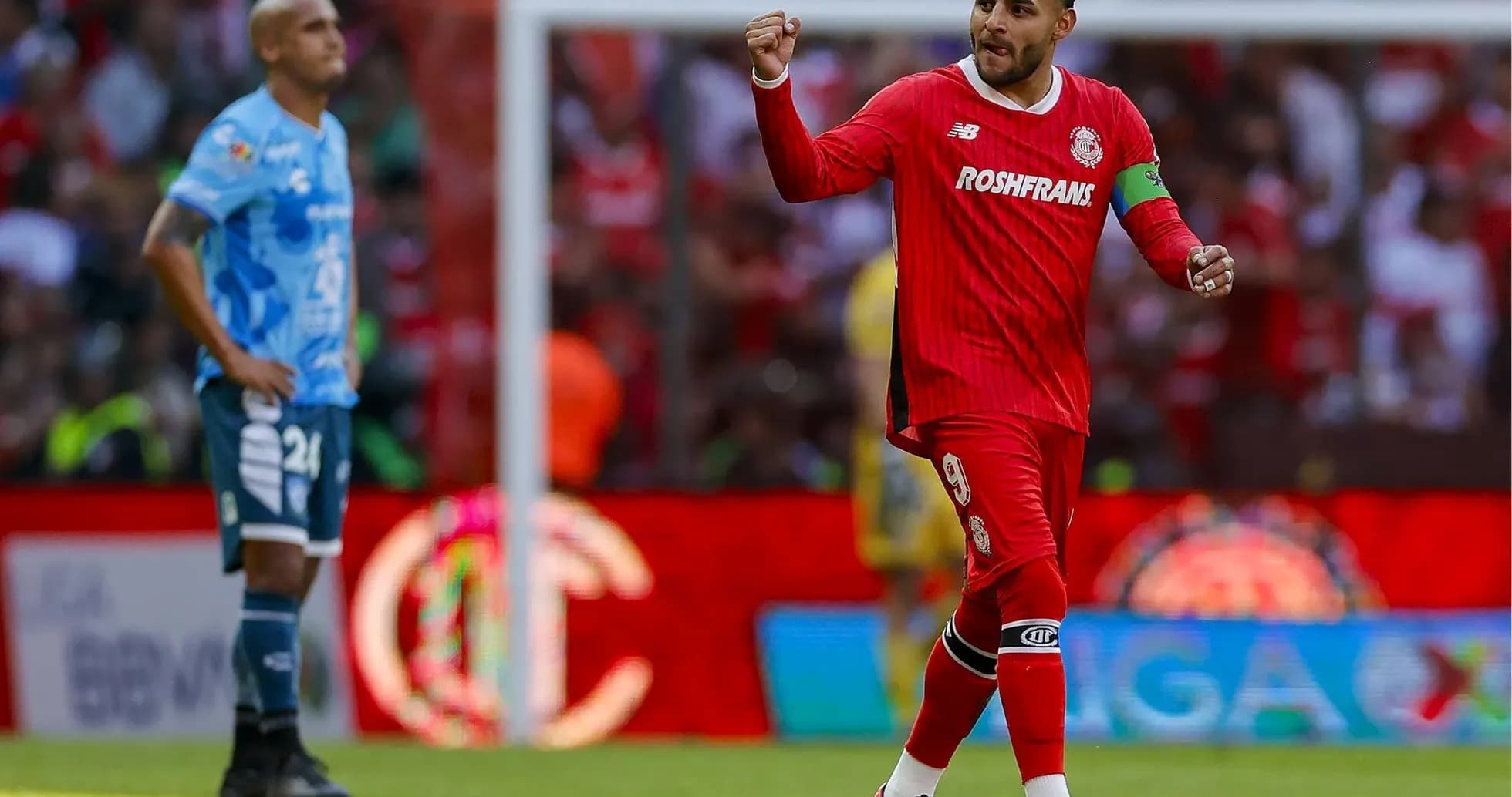 Jugador de Toluca celebrando un gol Jugador de Toluca celebrando un gol
