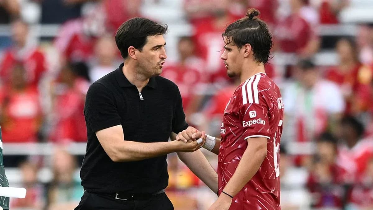 Entrenador conversando con jugador durante partido Entrenador conversando con jugador durante partido