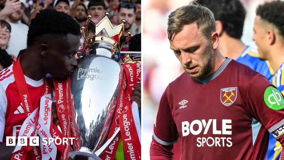 Jugador levantando trofeo de la Premier League y otro desanimado Jugador levantando trofeo de la Premier League y otro desanimado