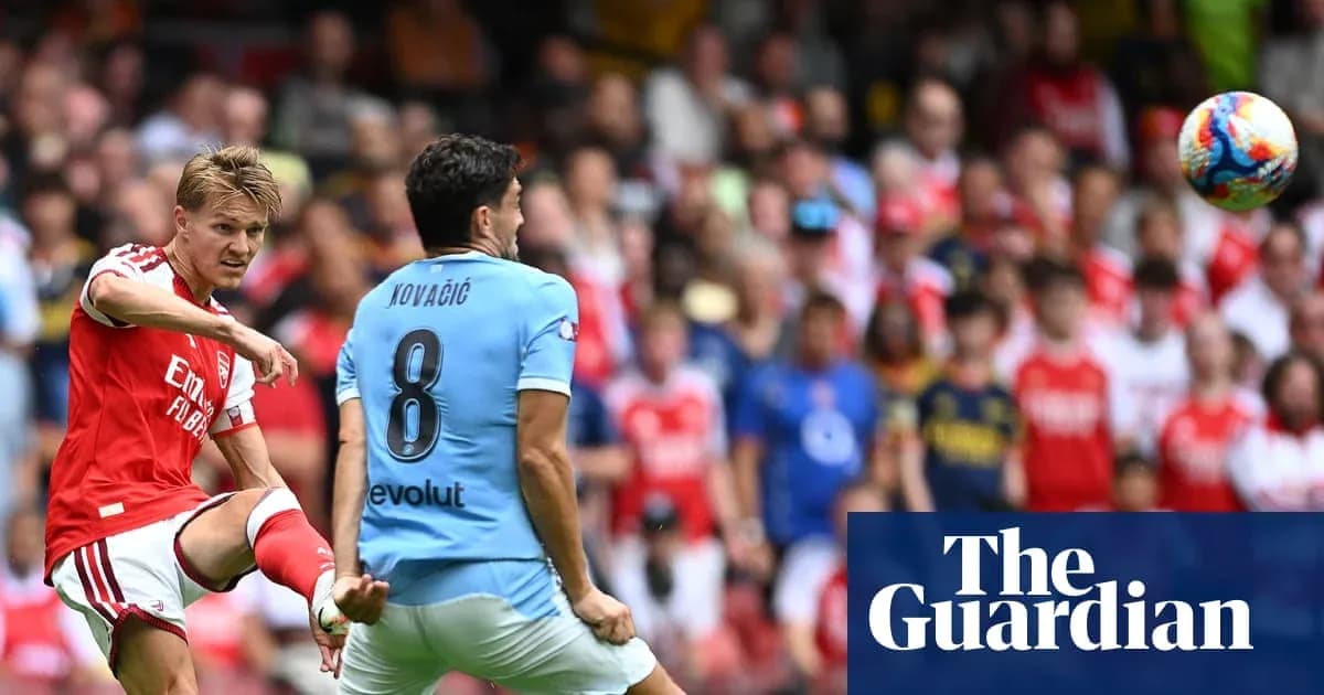 Jugador de Arsenal dispara mientras otro defiende Jugador de Arsenal dispara mientras otro defiende