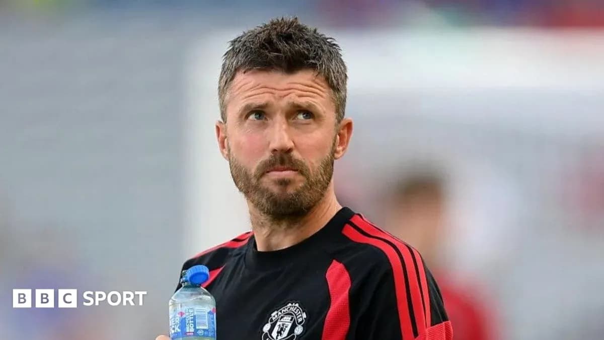 Entrenador de Manchester United sosteniendo una botella de agua Entrenador de Manchester United sosteniendo una botella de agua
