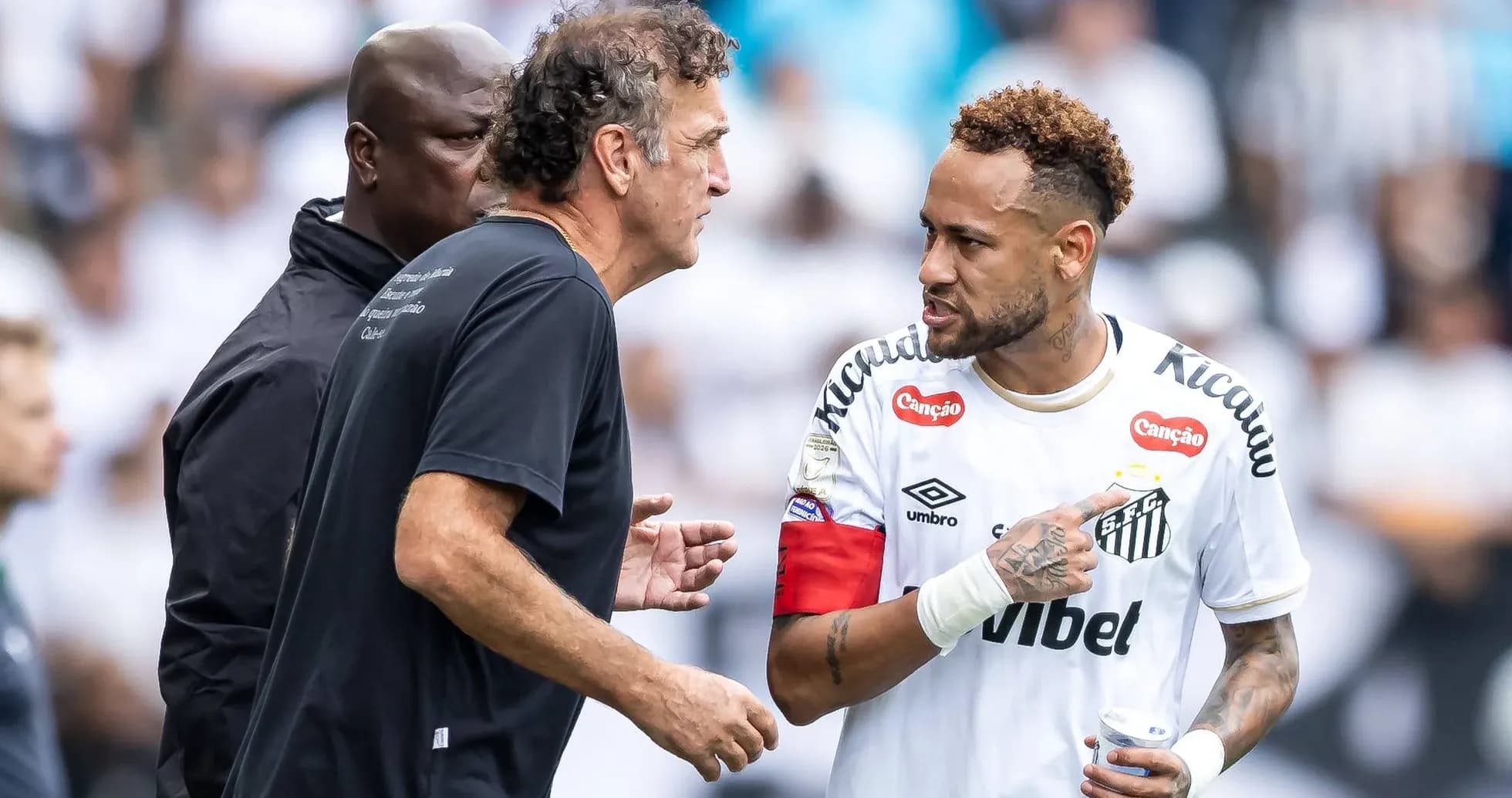 Neymar conversando con el entrenador en el campo Neymar conversando con el entrenador en el campo