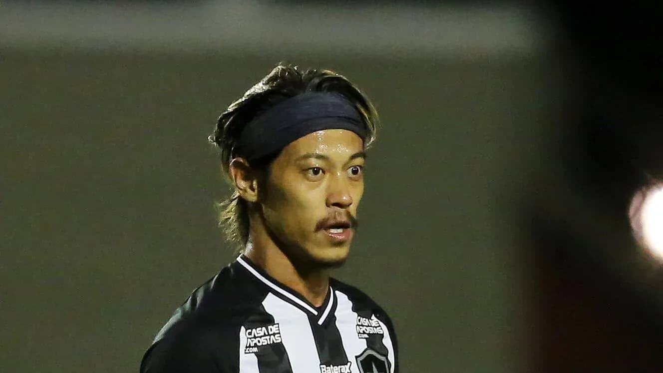 Jugador con camiseta negra y blanca durante un partido Jugador con camiseta negra y blanca durante un partido