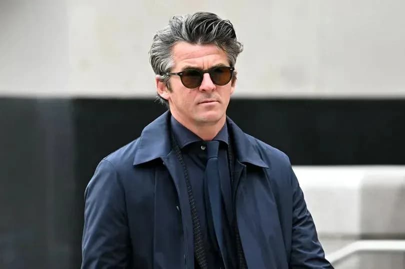 Hombre con gafas de sol caminando con abrigo oscuro Hombre con gafas de sol caminando con abrigo oscuro