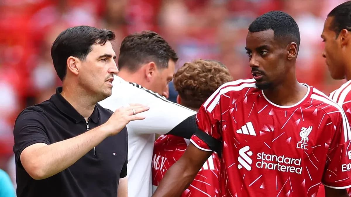Entrenador hablando con jugador de Liverpool en el banquillo Entrenador hablando con jugador de Liverpool en el banquillo