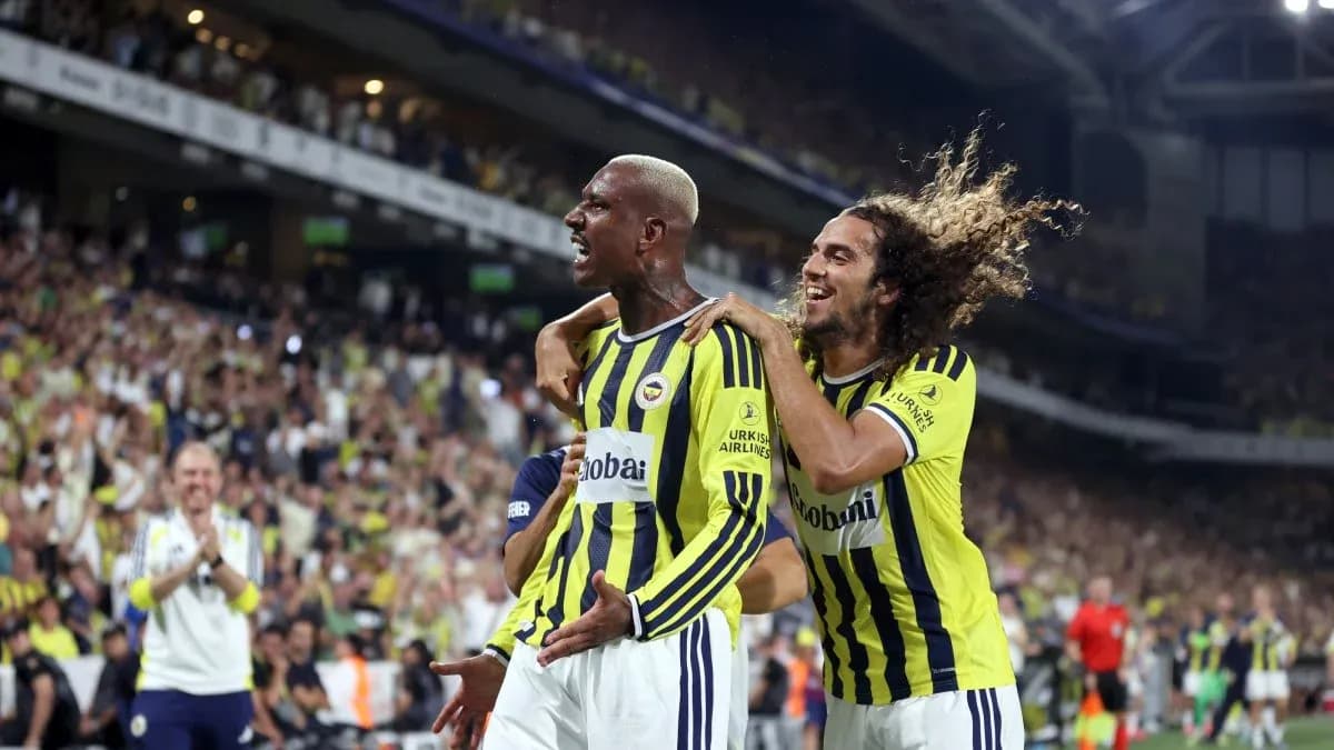Jugadores de Fenerbahçe celebrando un gol Jugadores de Fenerbahçe celebrando un gol