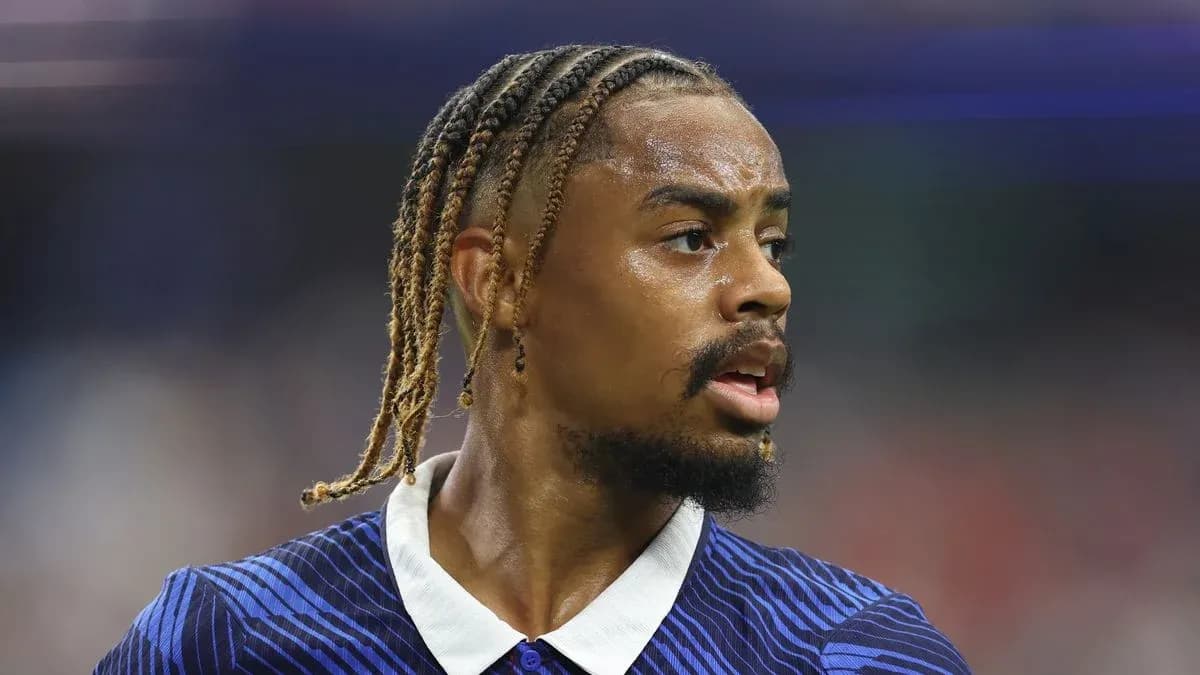 Jugador con trenzas en uniforme durante un partido Jugador con trenzas en uniforme durante un partido