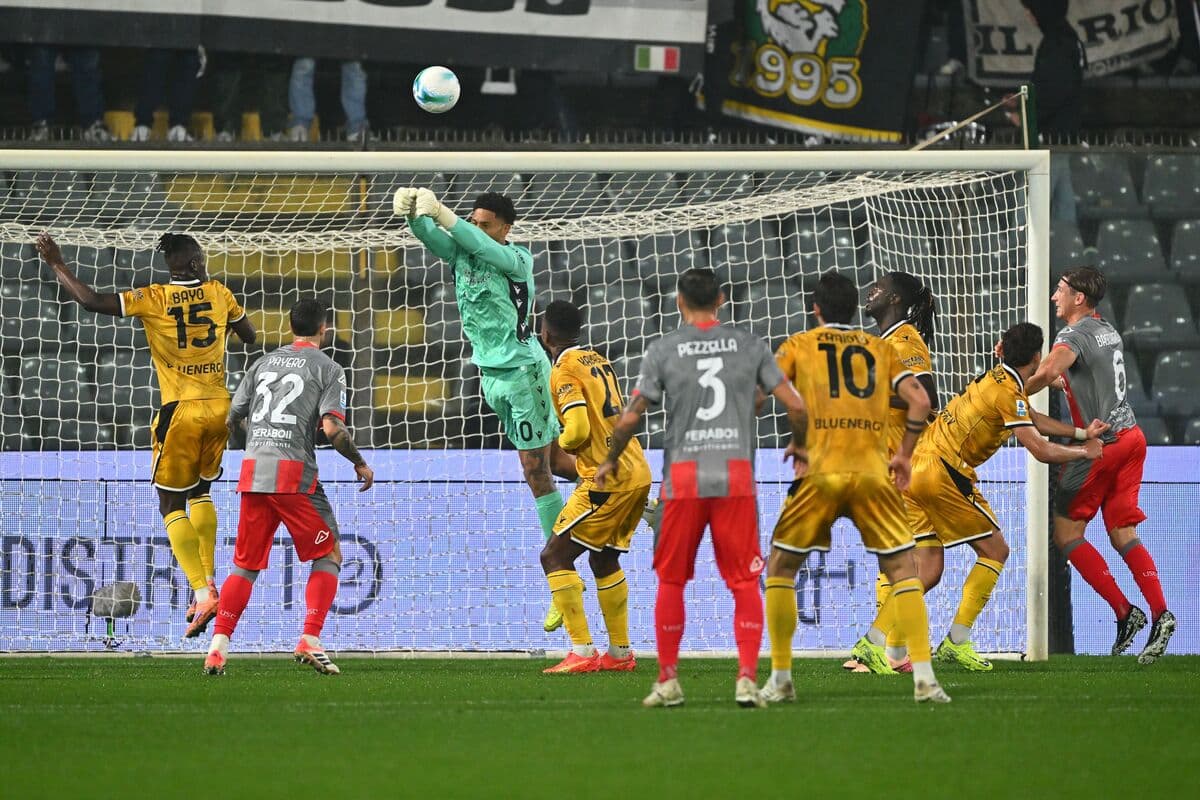 Portero despejando un tiro en el partido Portero despejando un tiro en el partido
