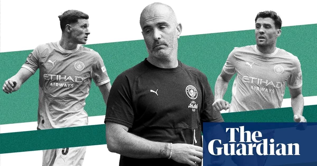 Entrenador y jugadores de Manchester City en acción Entrenador y jugadores de Manchester City en acción