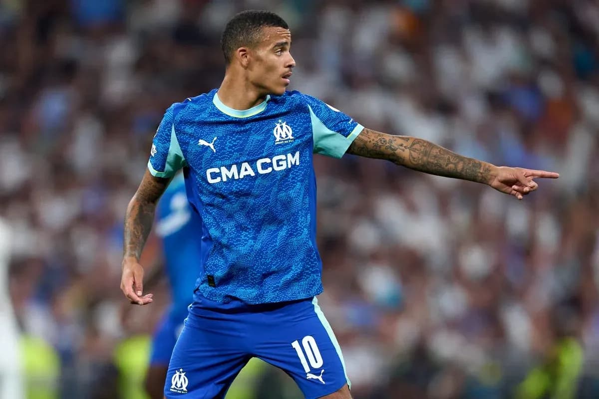 Jugador de Olympique de Marseille señalando durante el partido Jugador de Olympique de Marseille señalando durante el partido