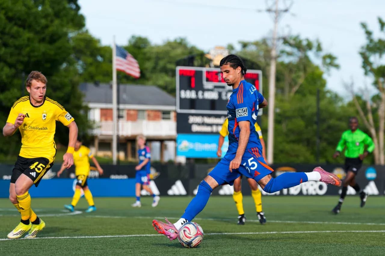 Jugador de FC Cincinnati II en acción Jugador de FC Cincinnati II en acción