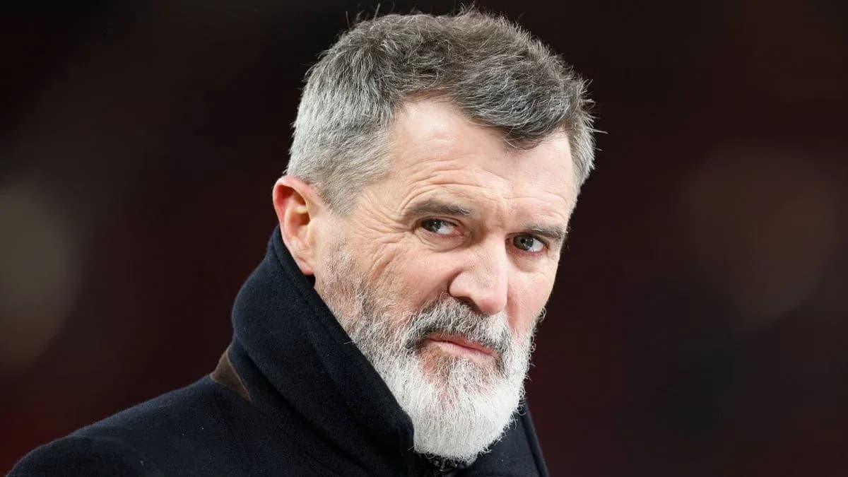 Hombre con barba y abrigo oscuro mirando hacia adelante Hombre con barba y abrigo oscuro mirando hacia adelante