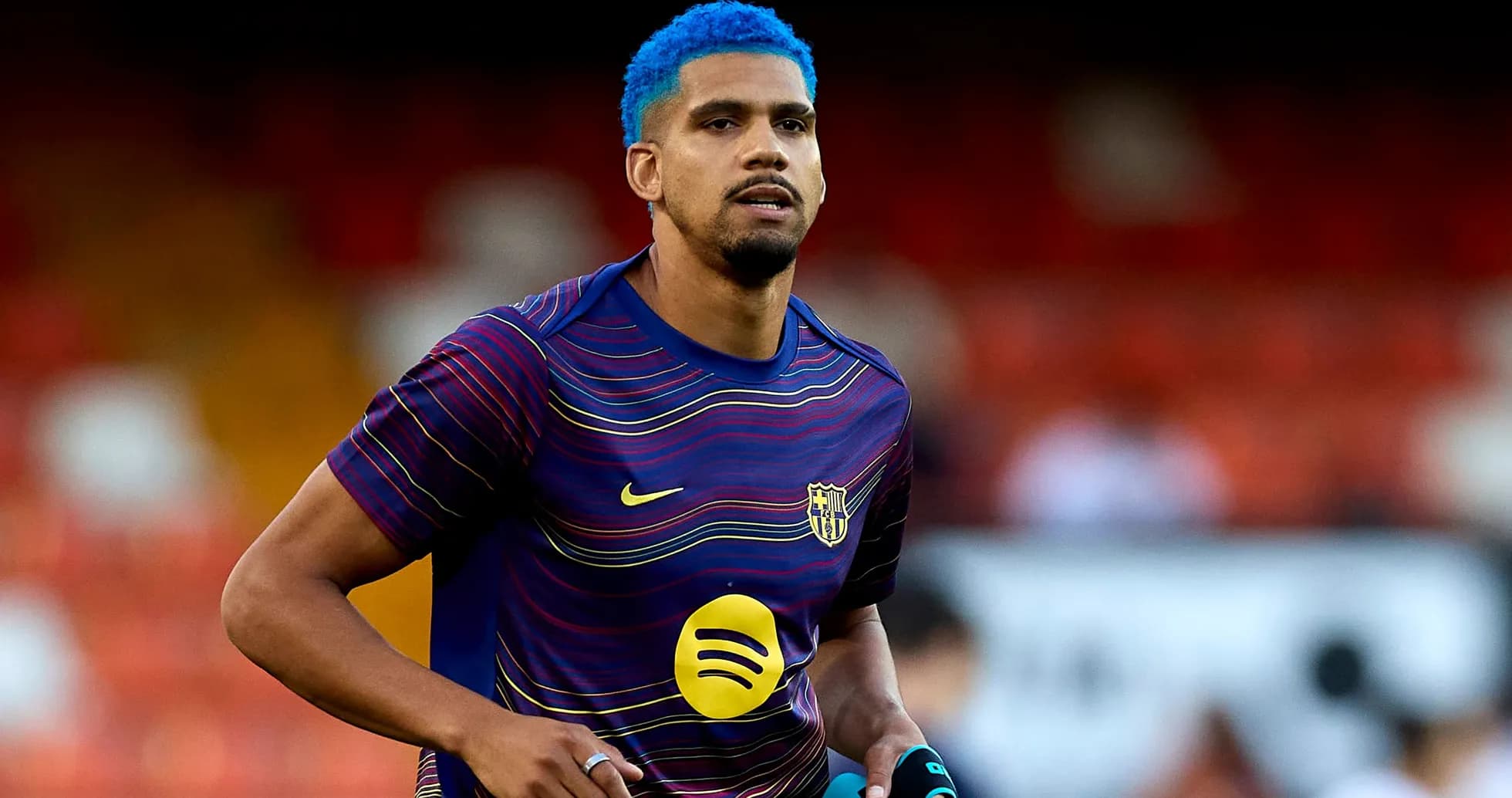 Jugador de Barcelona calentando antes del partido Jugador de Barcelona calentando antes del partido