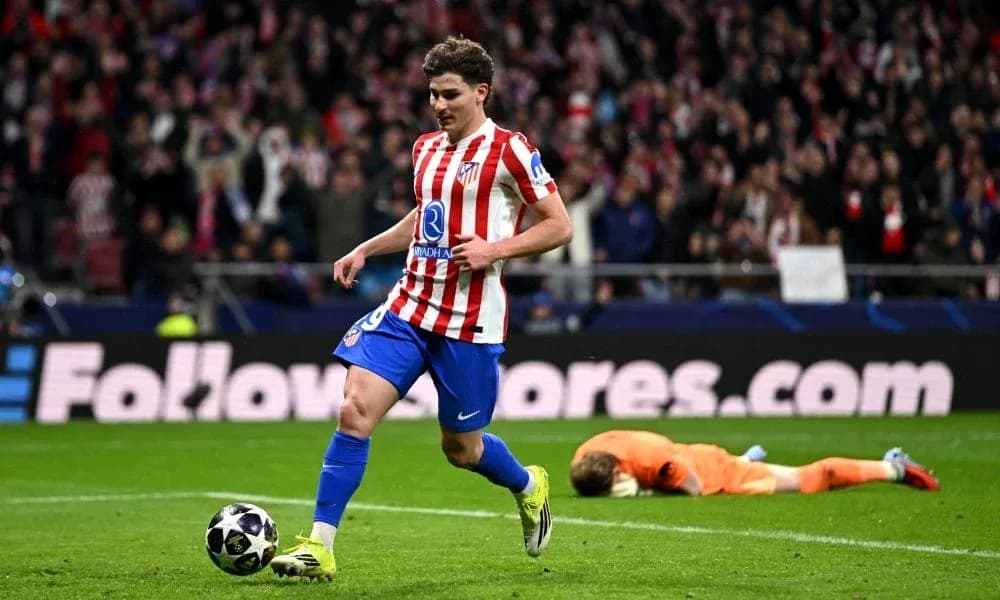 Jugador de Atlético de Madrid corriendo tras un gol Jugador de Atlético de Madrid corriendo tras un gol