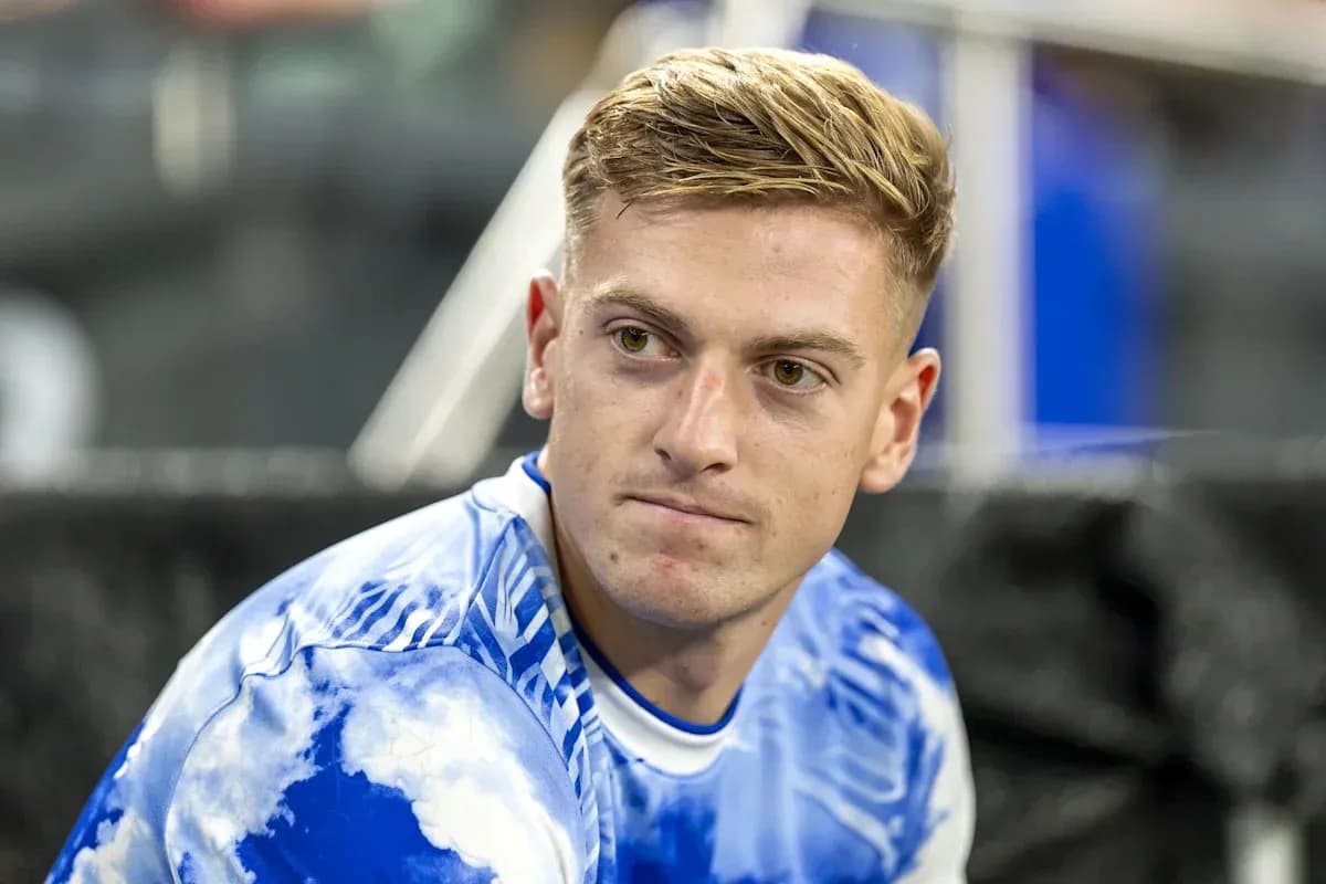 Jugador sentado en el banquillo con camiseta azul Jugador sentado en el banquillo con camiseta azul