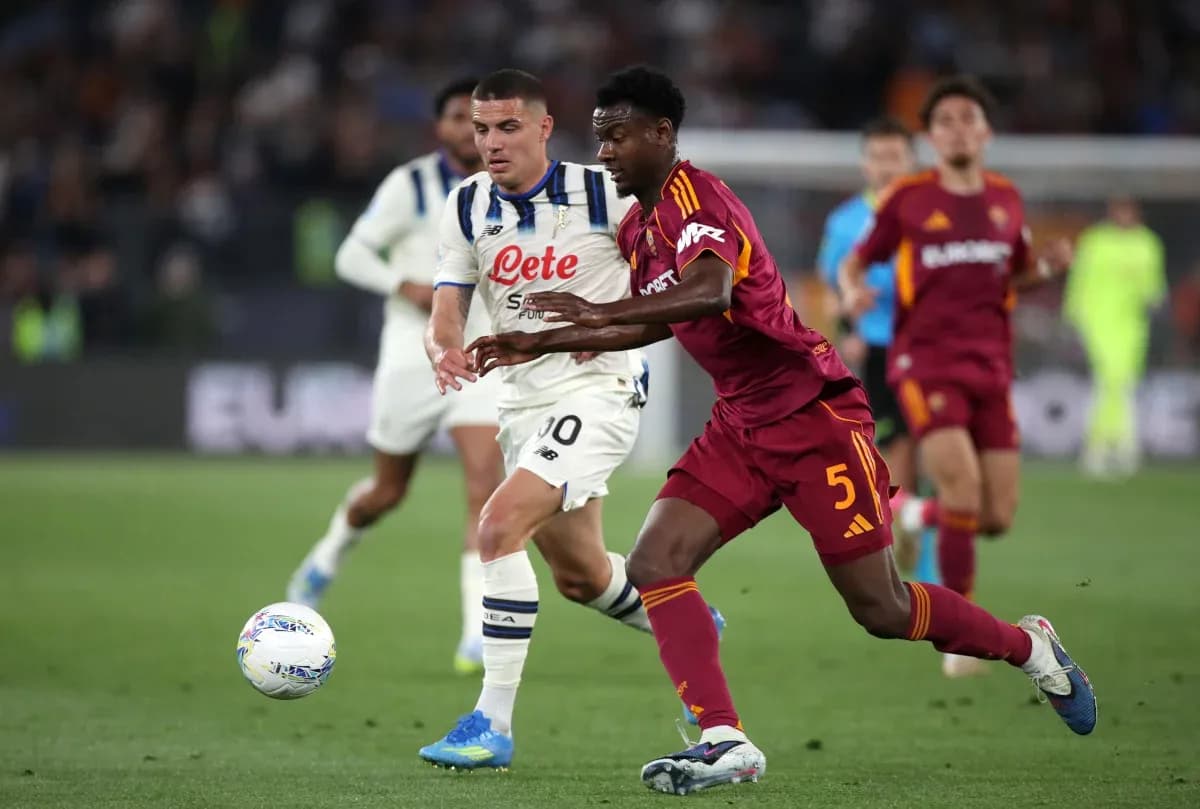 Jugador de Roma luchando por el balón Jugador de Roma luchando por el balón