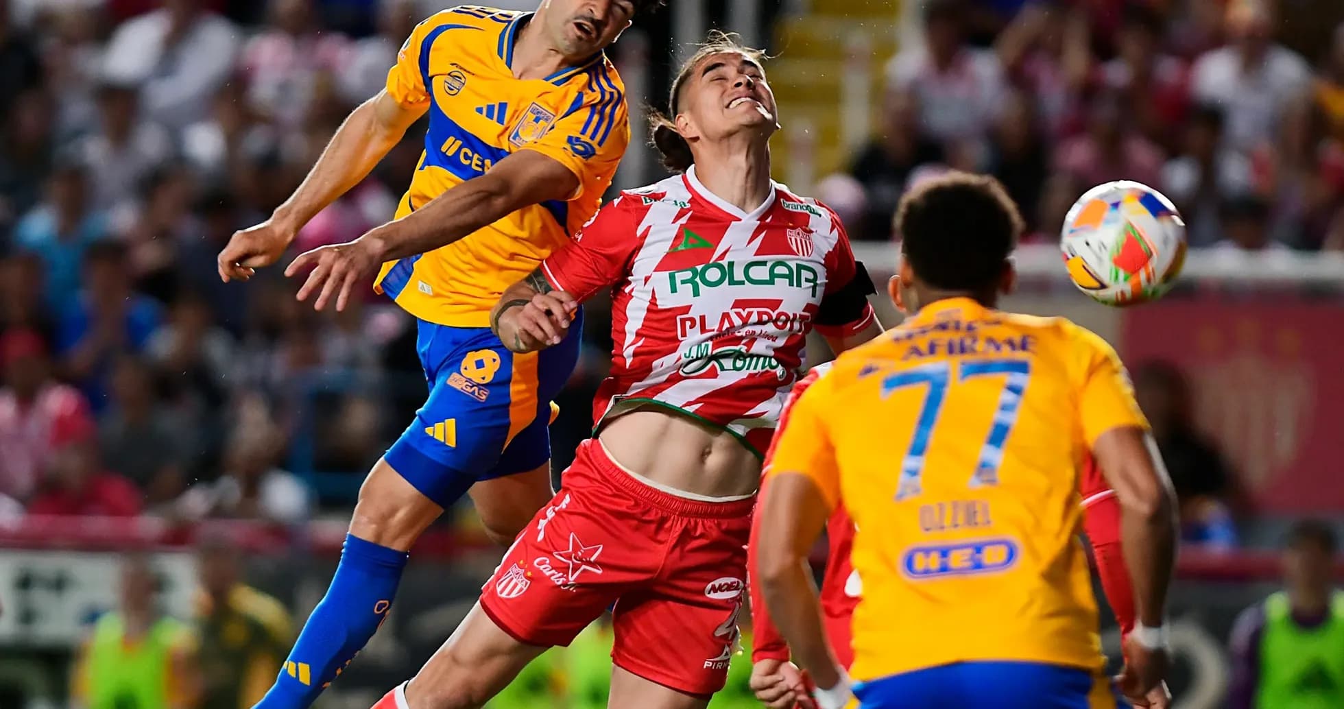 Jugadores de Tigres y Necaxa en acción Jugadores de Tigres y Necaxa en acción