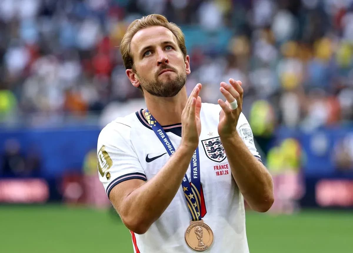 Jugador aplaudiendo con medalla de bronce en el pecho Jugador aplaudiendo con medalla de bronce en el pecho