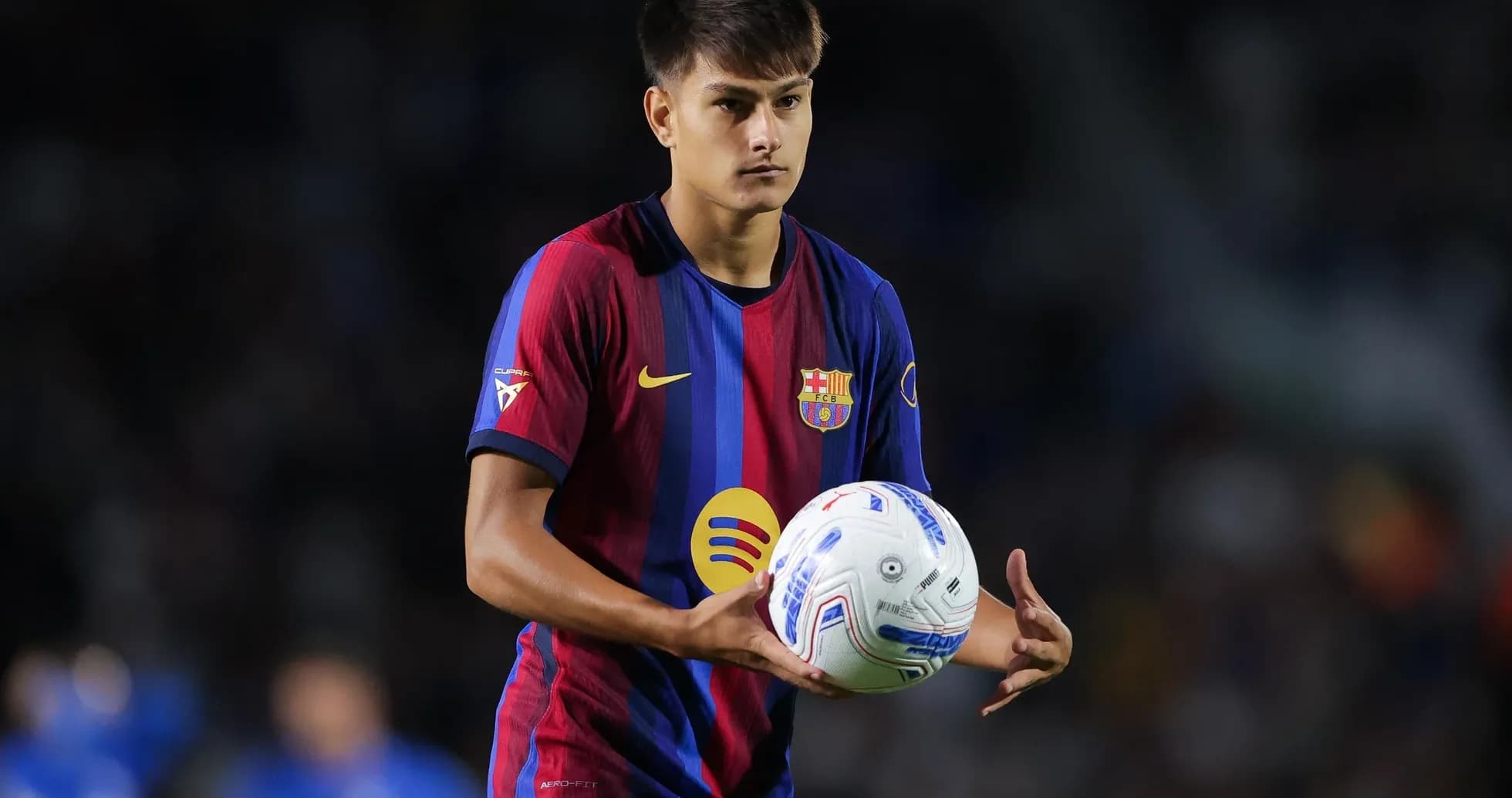 Jugador de Barcelona sosteniendo el balón Jugador de Barcelona sosteniendo el balón
