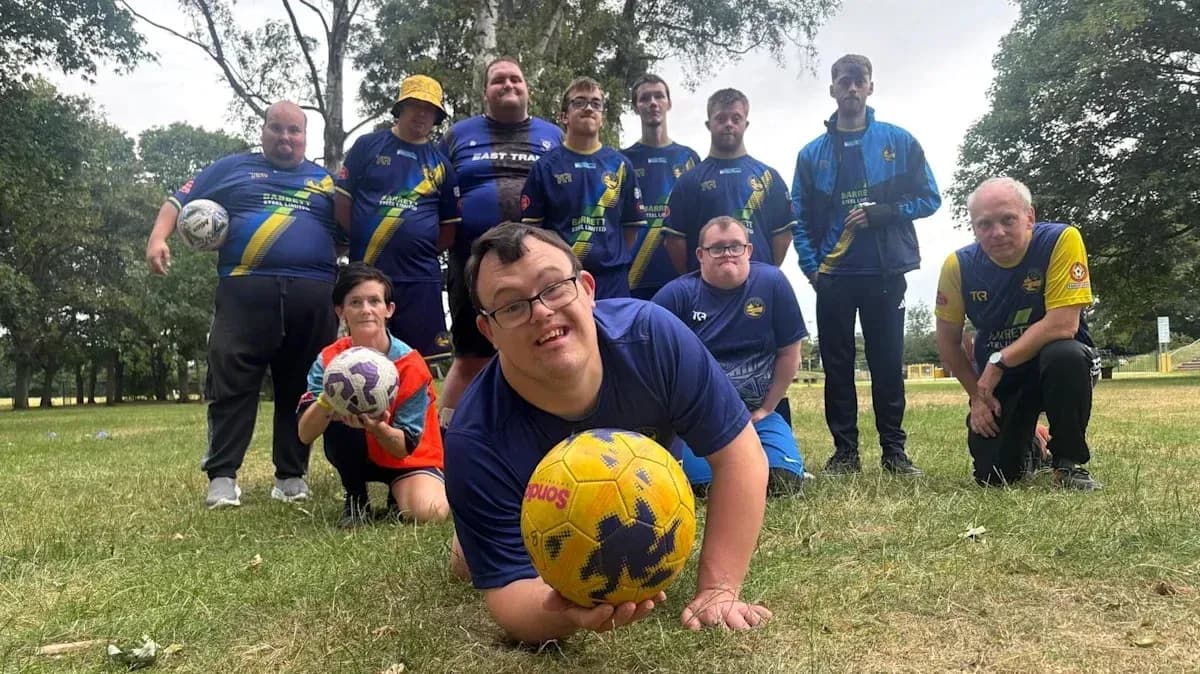 Equipo de fútbol posando en el parque con balones Equipo de fútbol posando en el parque con balones