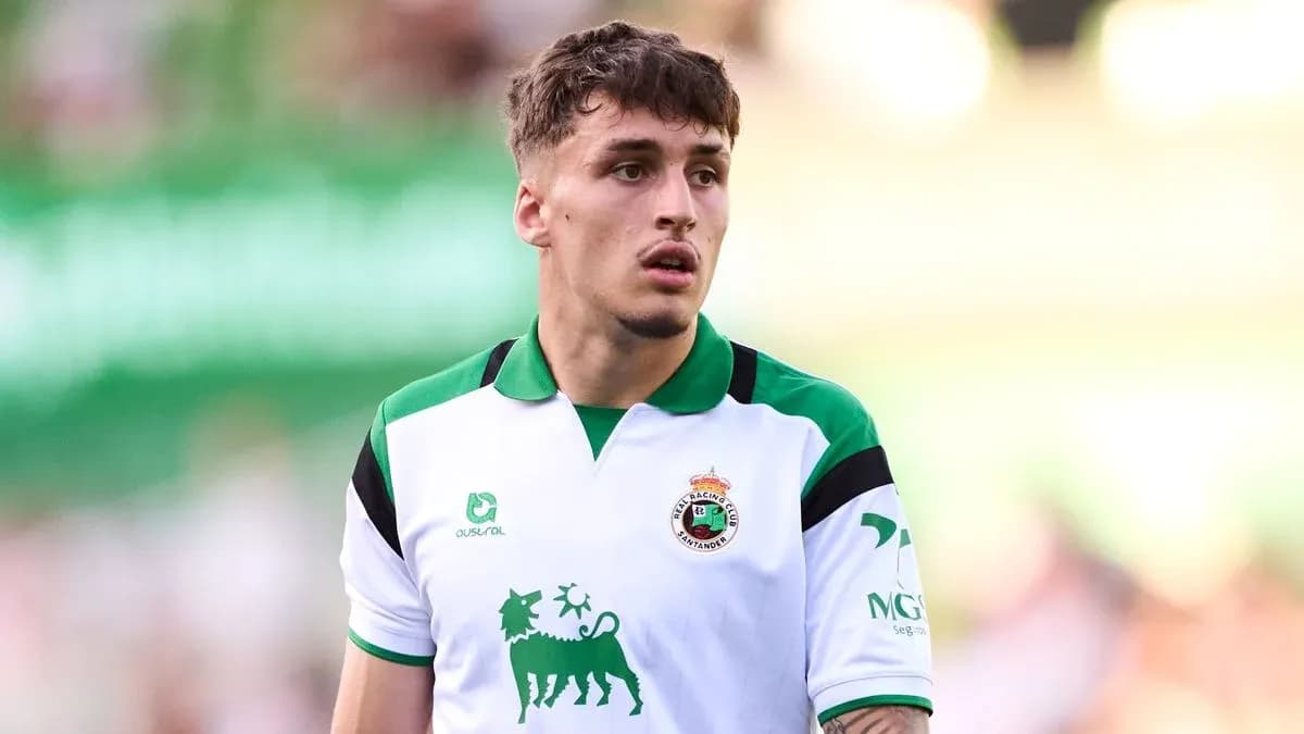 Jugador de Racing de Santander en el campo Jugador de Racing de Santander en el campo