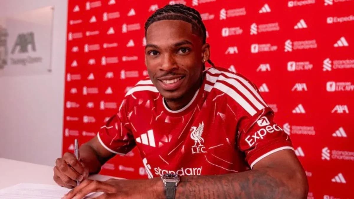 Jugador de Liverpool firmando contrato en conferencia Jugador de Liverpool firmando contrato en conferencia