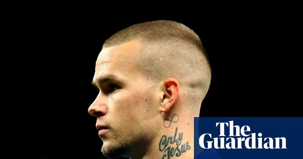 Jugador con tatuajes y peinado corto en perfil Jugador con tatuajes y peinado corto en perfil