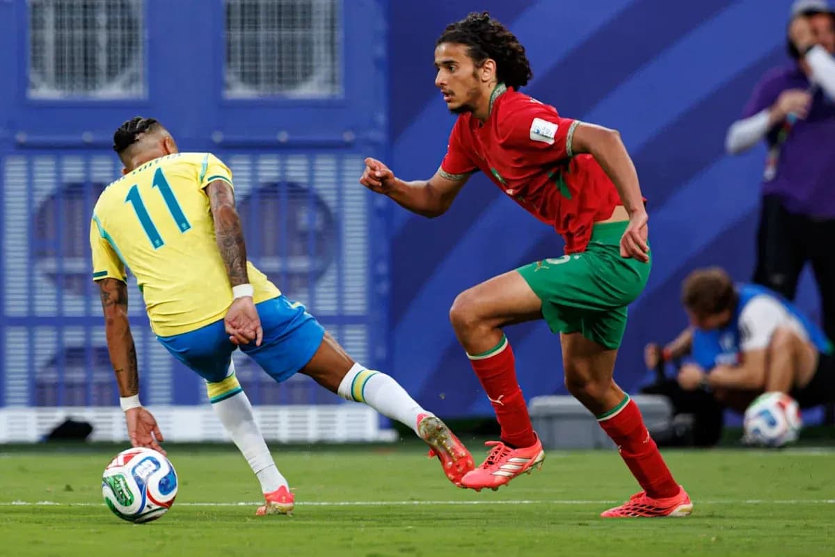Jugador de Brasil driblando a oponente de Marruecos Jugador de Brasil driblando a oponente de Marruecos